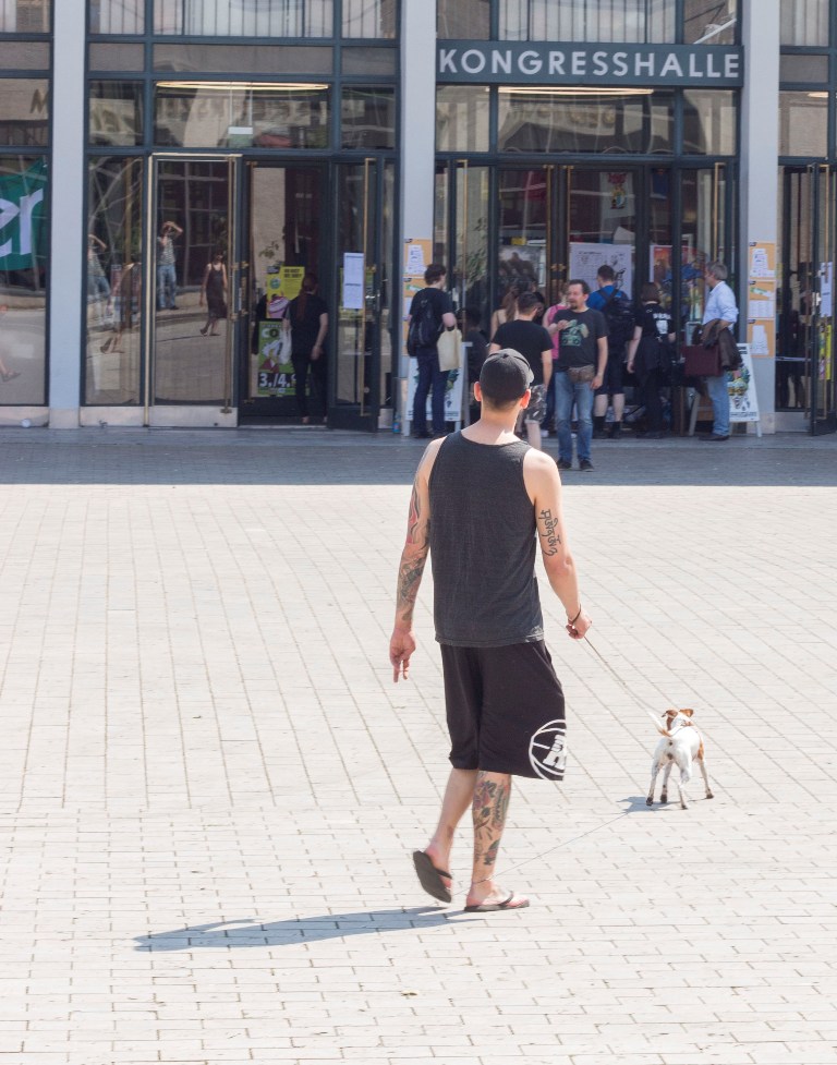 Mann mit Hund vor dem Eingang zum Comicfestival
