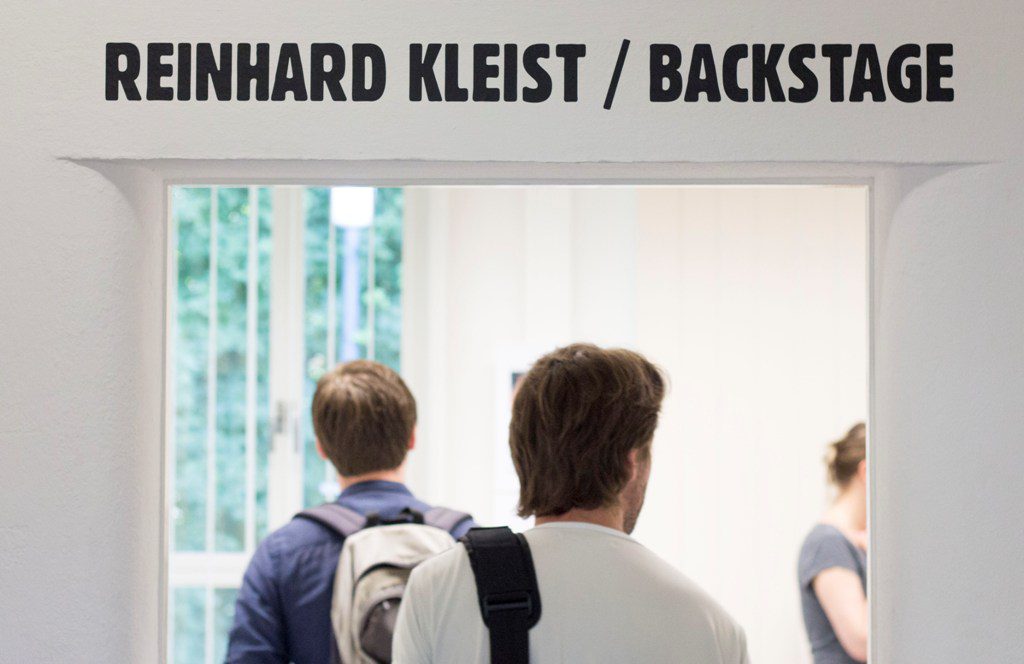 Besucher betreten die Reinhard Kleist-Ausstellung
