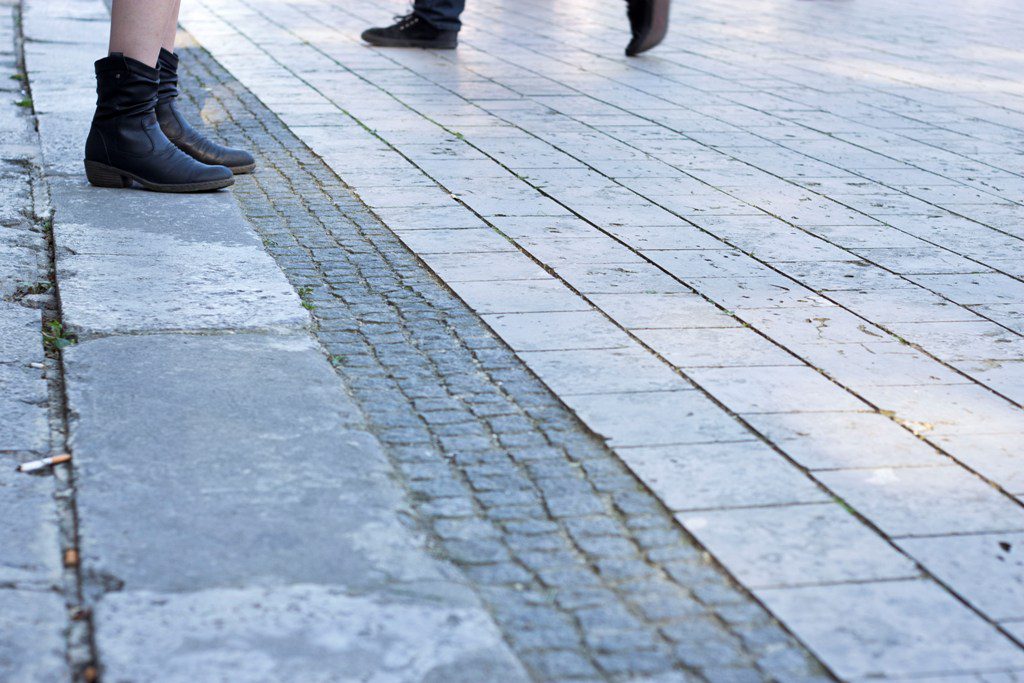 Schuhe vor dem Festivalgelände