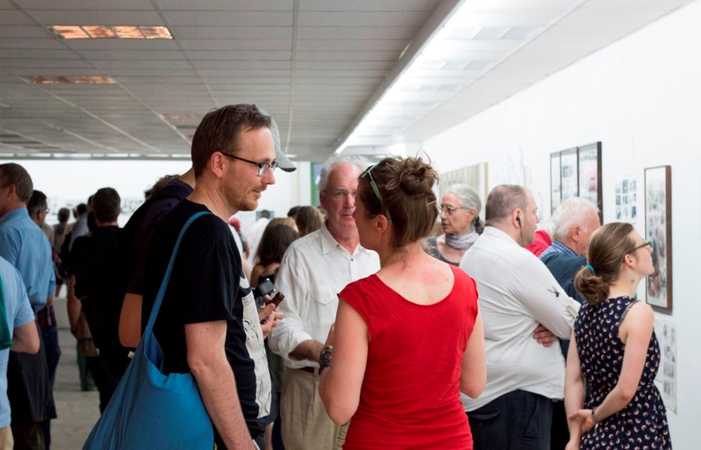 Menschenmenge auf der Vernissage