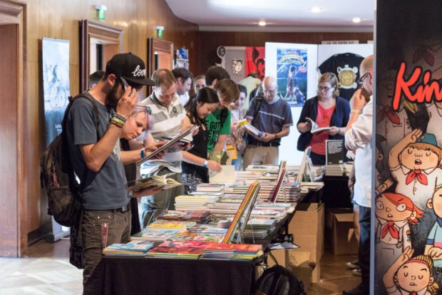 Besucher des Comicfestivals in München - Stand von Reprodukt